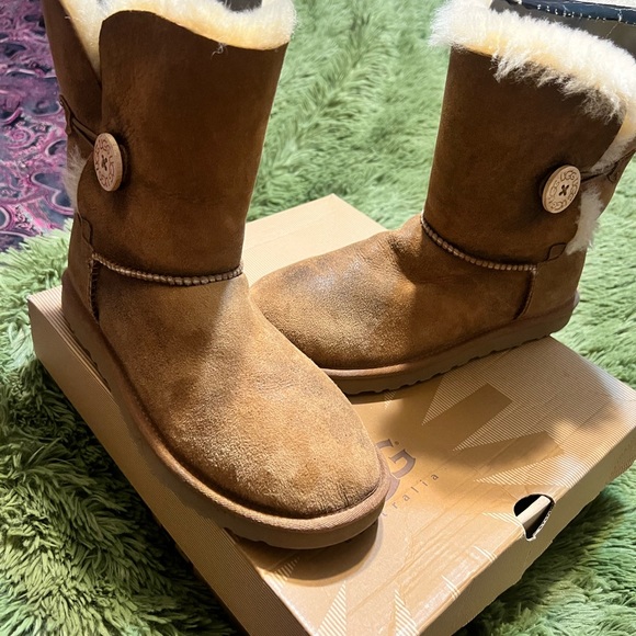 ✨Authentic UGG 🤎Australia Bailey Button Bomber Boots✨ - Picture 2 of 7